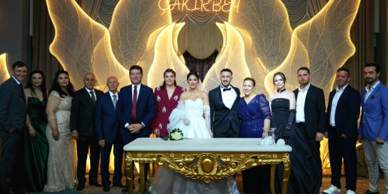 Trabzonlu Milli boksör Busenaz Sürmeneli kız kardeşini evlendirdi