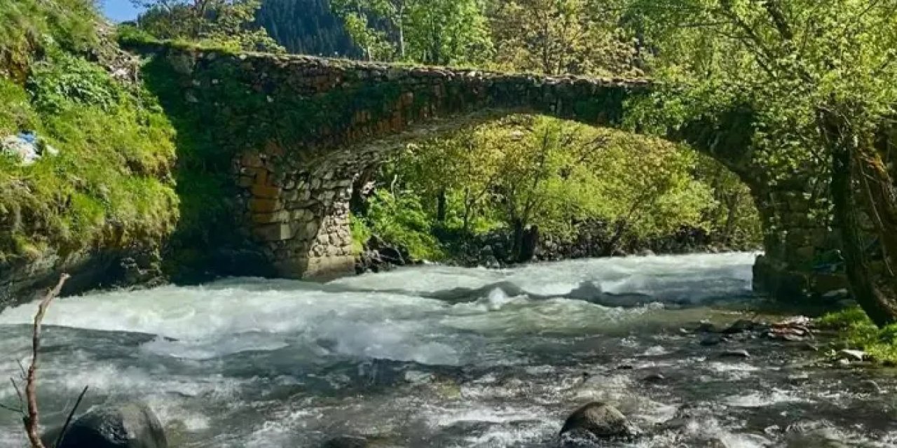 Artvin’de taş köprü görenleri kendine hayran bırakıyor!