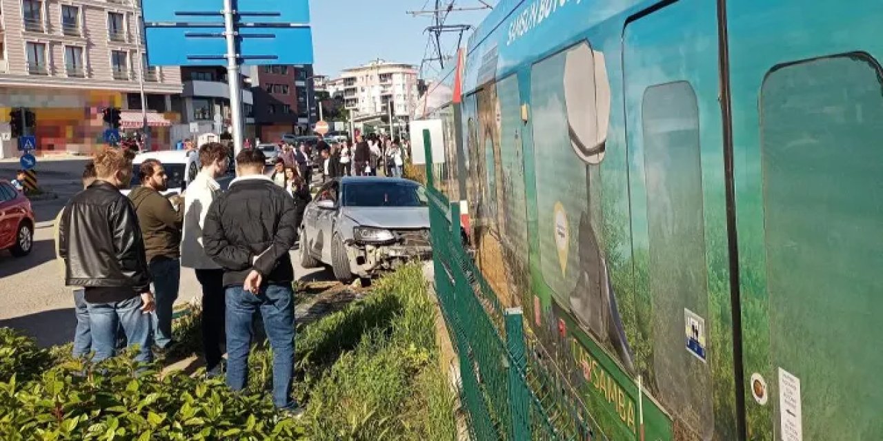 Samsun’da kırmızı ışık ihlali yapan otomobil tramvay ile çarpıştı