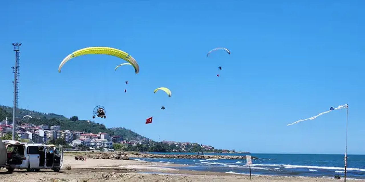 Giresun’da paramotor gösterisi nefes kesti