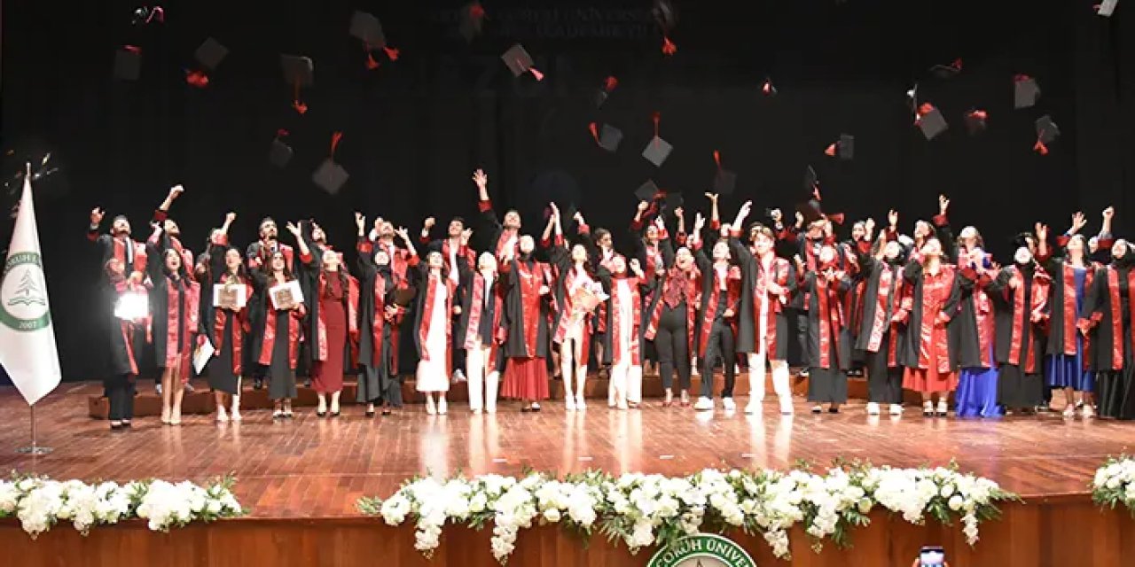 Artvin Çoruh Üniversitesi'nde mezuniyet töreni: Öğrenciler keplerini attı