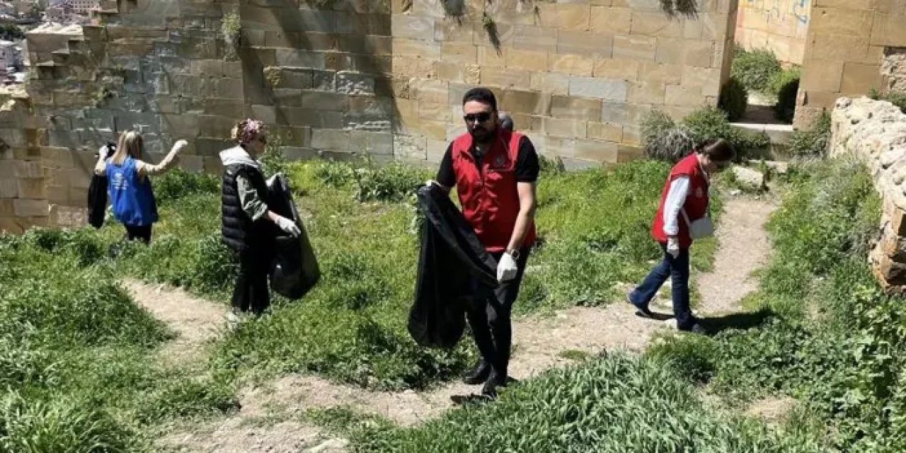Bayburt Kalesi’nde müzeler haftası hazırlığı! Çevre temizliği yapıldı