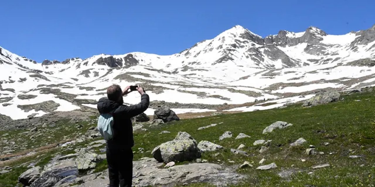 Karadeniz'de gözde adres Mayıs ayına karşın ziyaretçilerini "beyaz örtü" ile karşılıyor