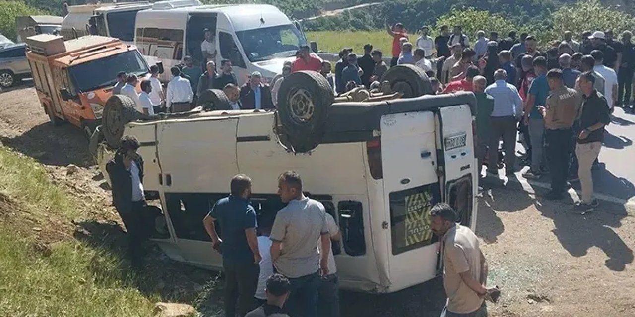 Hakkari'de servis takla attı: 13'ü öğrenci 14 kişi yaralandı
