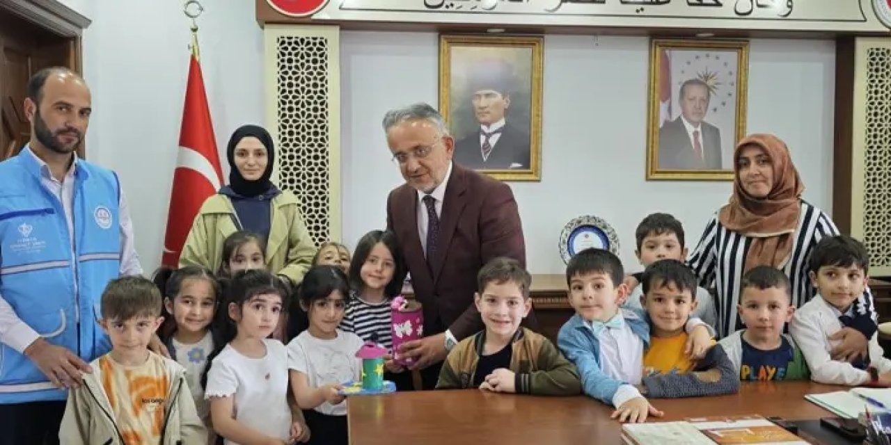 Bayburtlu miniklerden anlamlı hareket! Paralarını yetimlerle paylaştılar