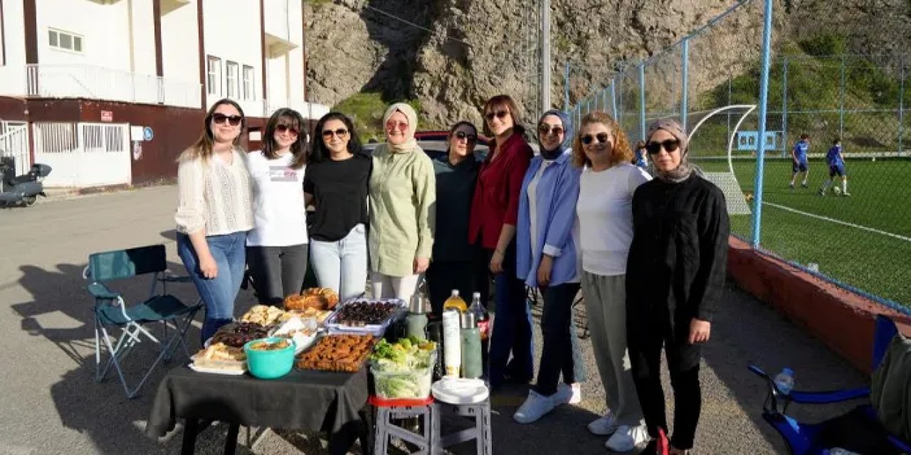 Gümüşhane’de çocuklar futbol oynuyor: Anneler saha kenarında gün yapıyor