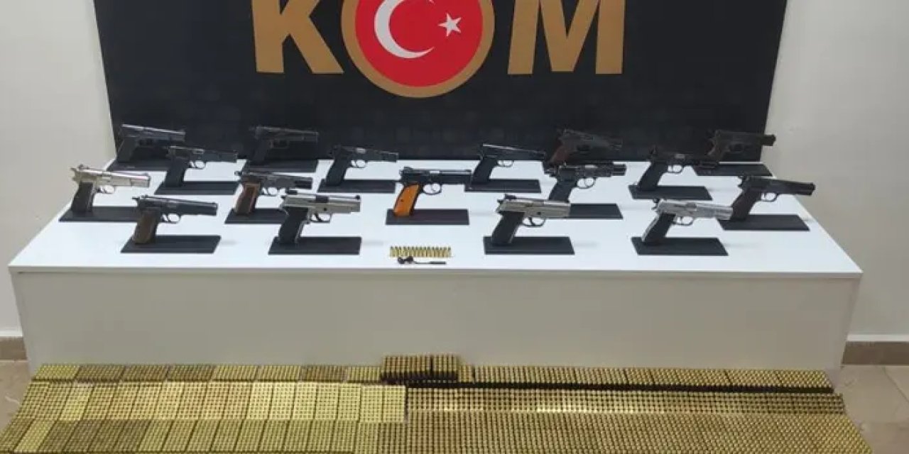 Samsun’da polis araca zulalanmış 17 tabanca ele geçirildi
