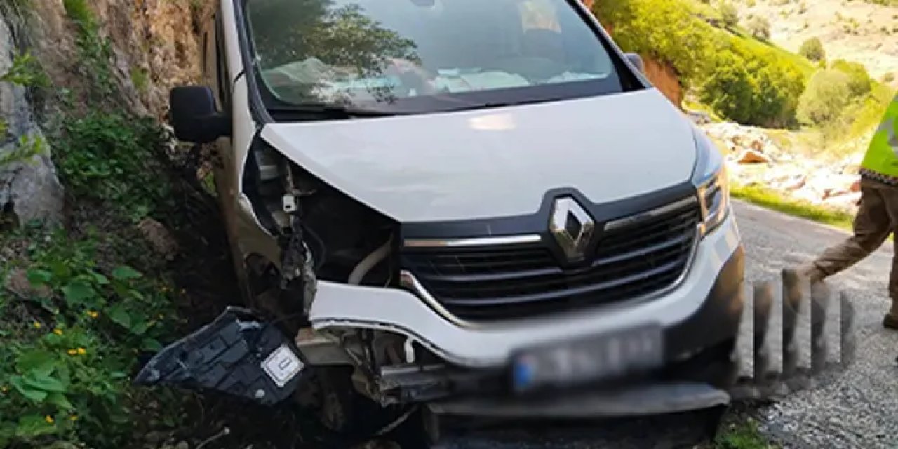 Gümüşhane'de seyir halindeki araç kayalara çarptı! 1 yaralı