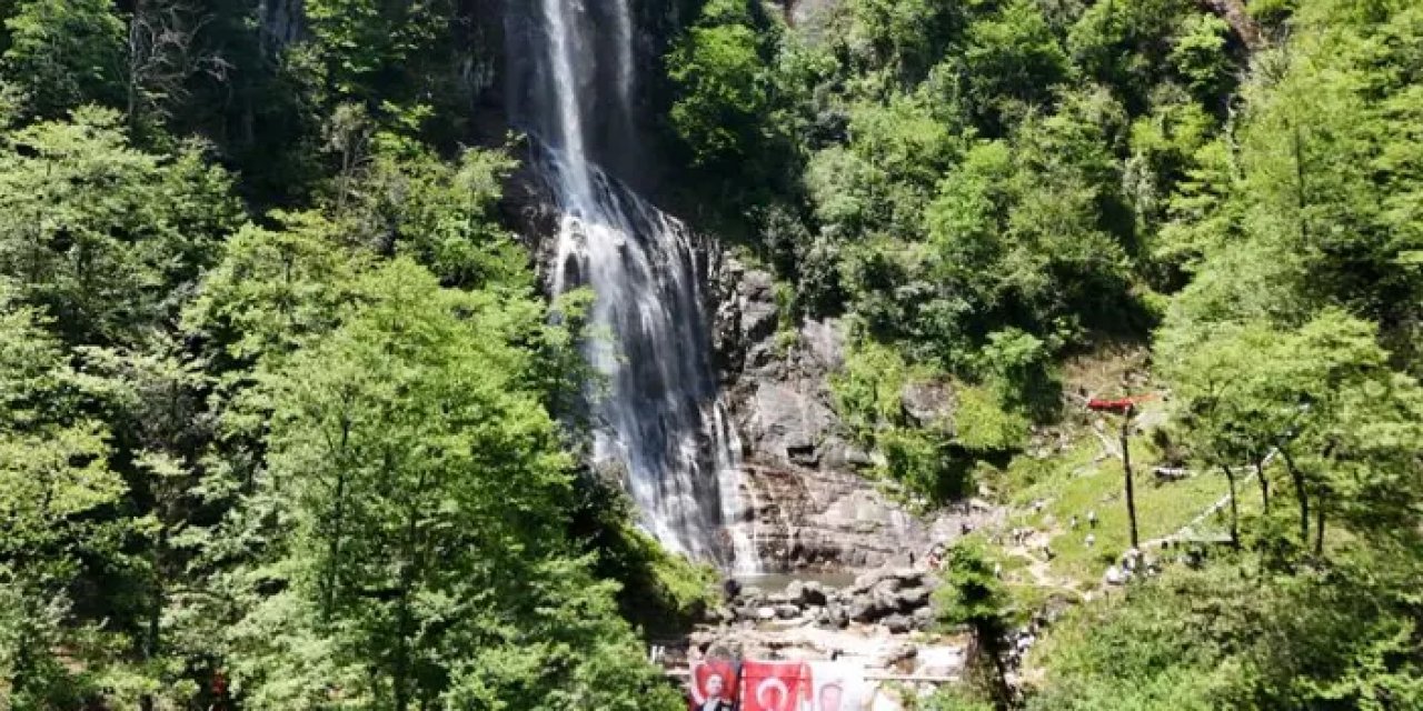 Artvin’in Mençuna Şelalesi’nde doğa yürüyüşü!