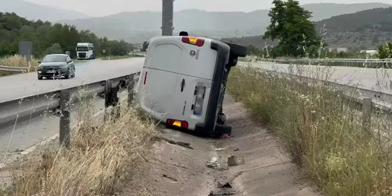Kontrolden çıkan Samsun plakalı araç refüjdeki su kanalına uçtu: 2 yaralı