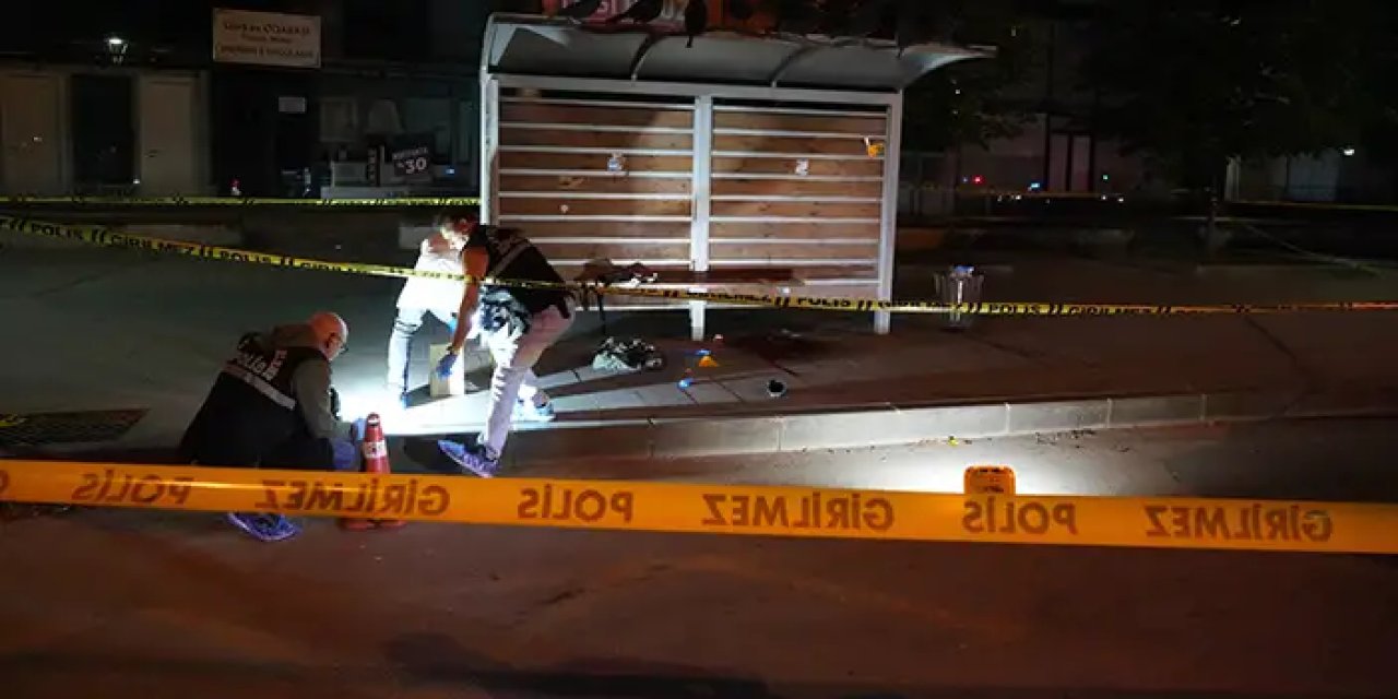 Emekli polis memuru otobüs durağında kendini vurdu