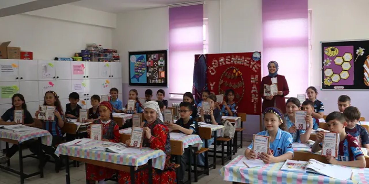 Trabzonlu öğretmen ve öğrencilerinden eğitime "mani"li dokunuş