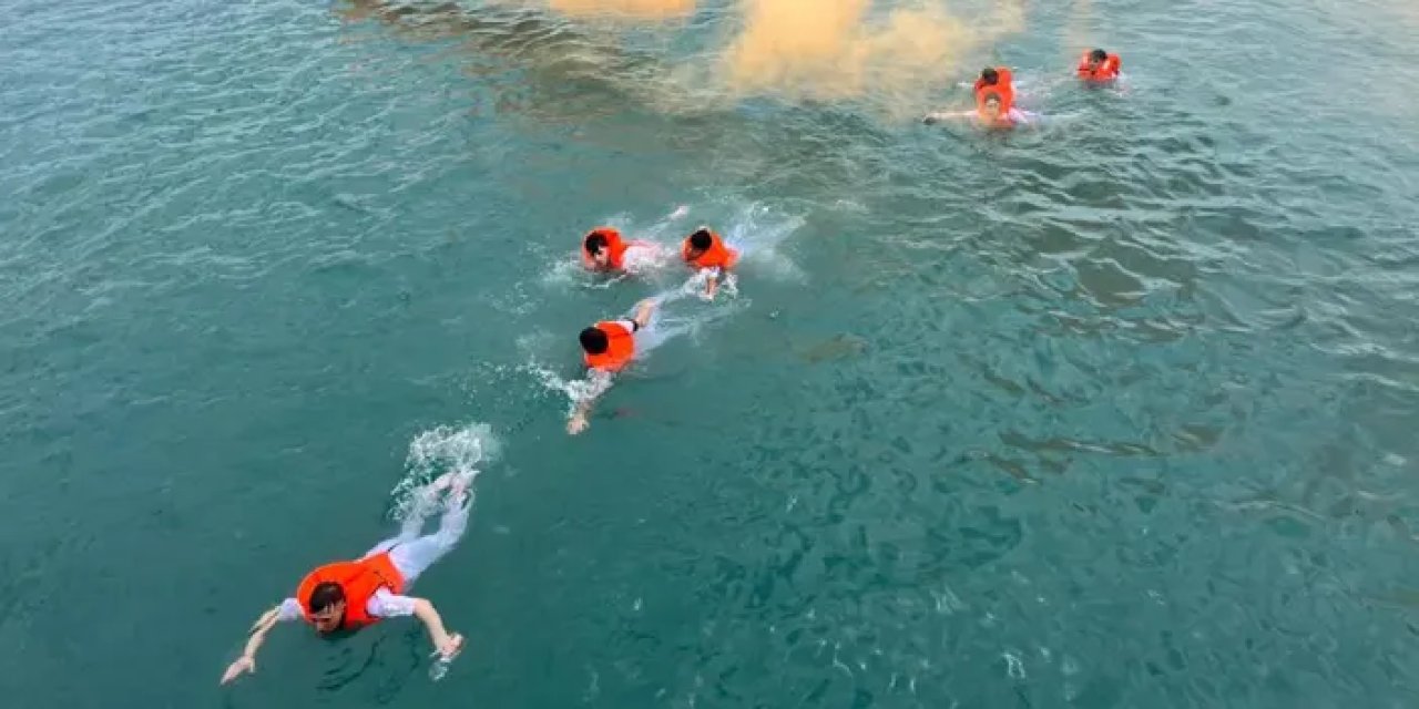 Ordu’da öğrenciler diplomalarını yüzerek aldı!