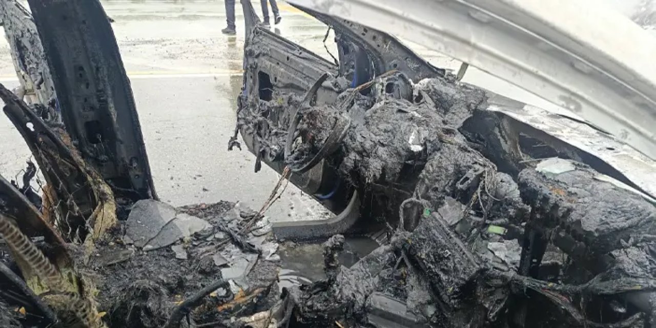 Rize'de seyir halindeki otomobil yandı