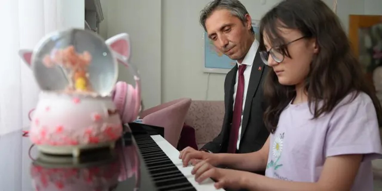 Minik Nursima’dan piyano, müdür Kahraman’dan bağlama: Yürek ısıtan buluşma