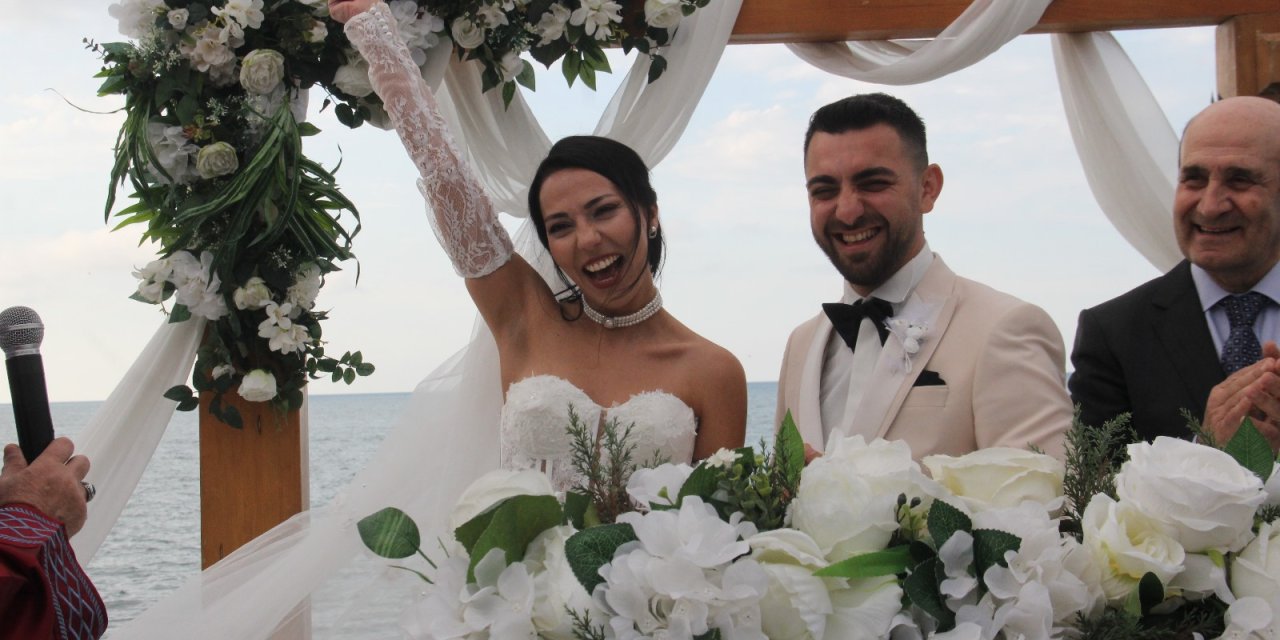 Beşyıldız ailesinin mutlu günü! Oskay Beşyıldız ve Hilal Erikli dünya evine girdi