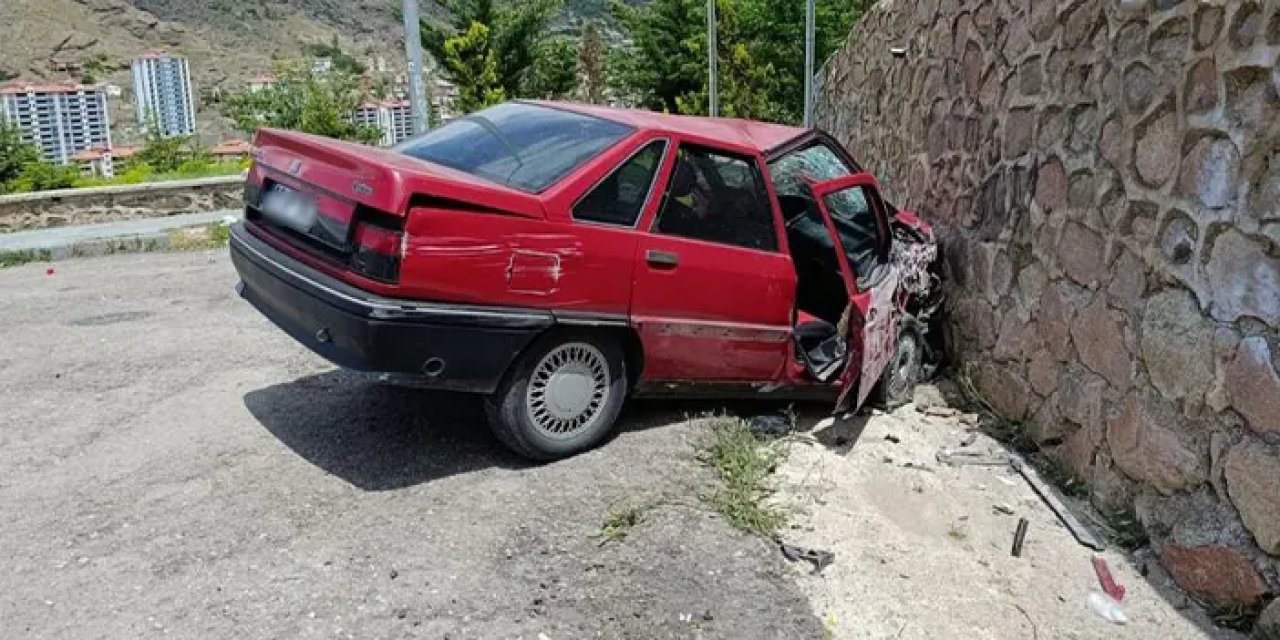 Gümüşhane’de otomobil duvara çarptı: 2 kişi yaralandı