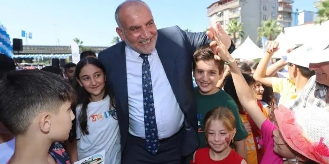 Samsun’da camiye giden çocuklar hediyelerle buluşuyor