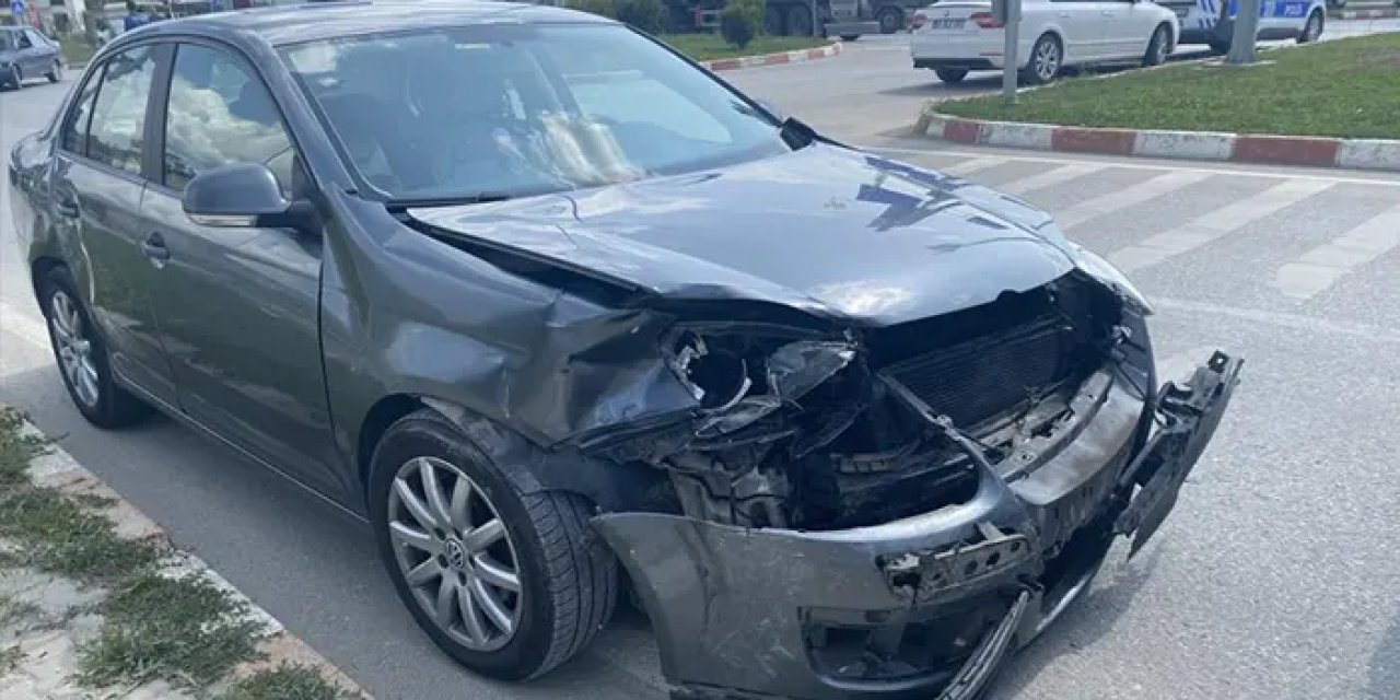Samsun'da iki otomobil çarpıştı: 1 kişi yaralandı