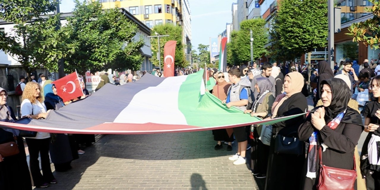Trabzon’da Filistin için İskenderpaşa Camisi önünden yürüyüş