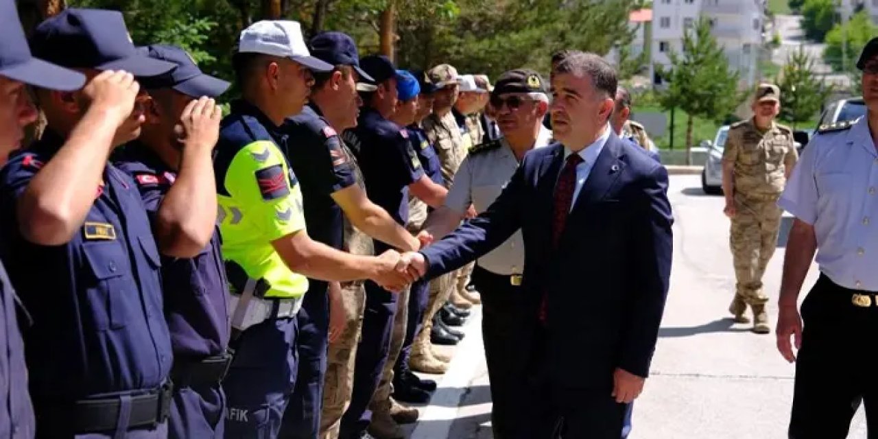 Bayburt Valisi Mustafa Eldivan, bayram mesaisi yapan güvenlik güçlerine ziyaret!