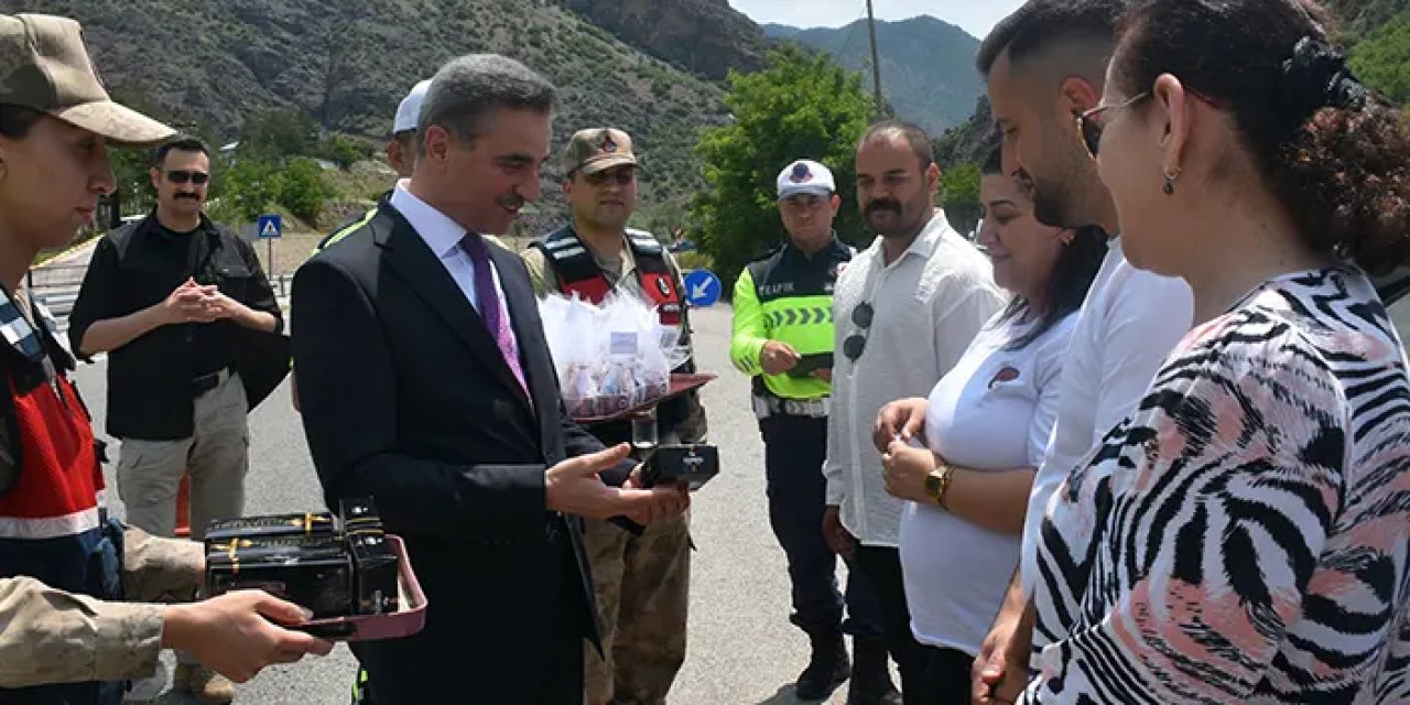 Gümüşhane'de Vali Baruş'tan sürücülere ikram