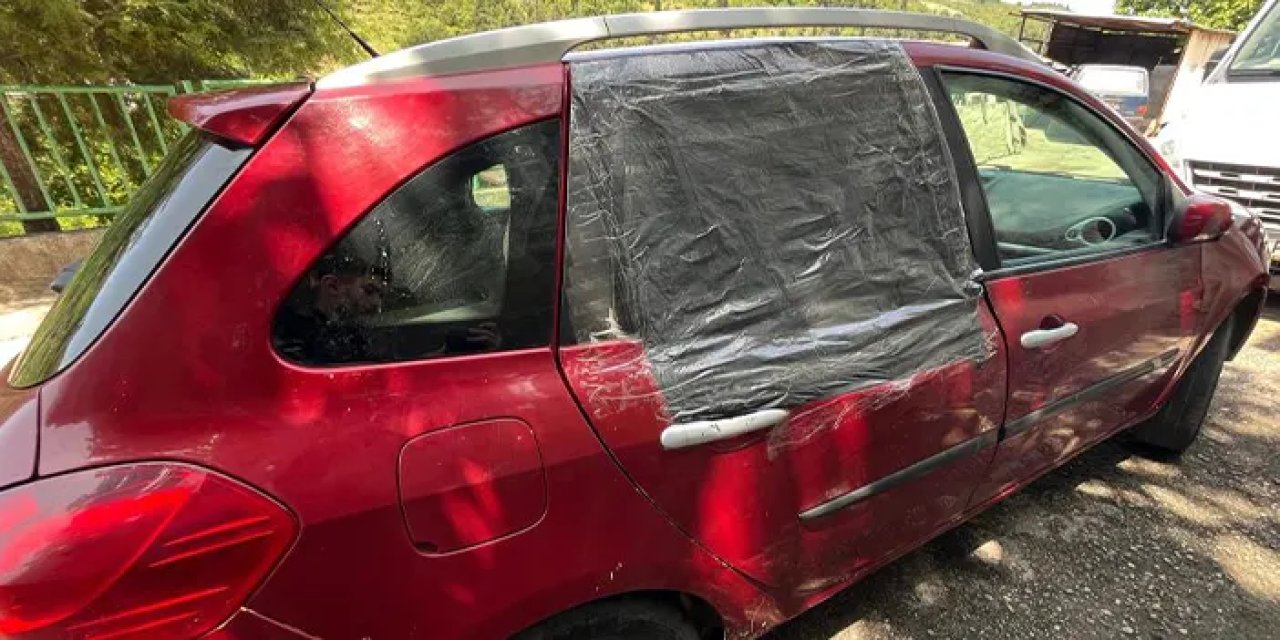 Kurbanlık boğa çatıdan otomobilin üstüne düştü!