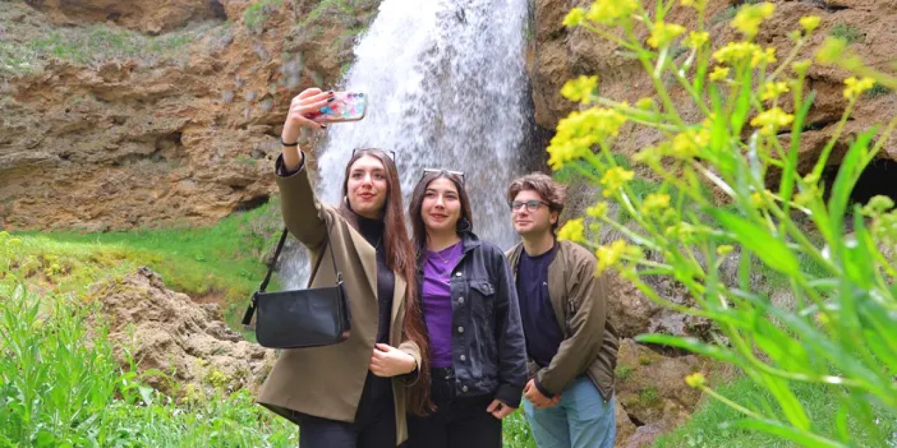 Bayburt’ta Sırakayalar Şelalesi yeşilin tonları ile görenleri büyülüyor