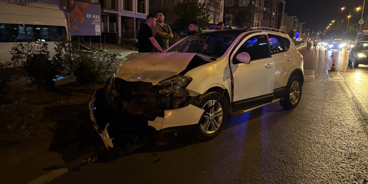 İki otomobil çarpıştı 5 kişi yaralandı