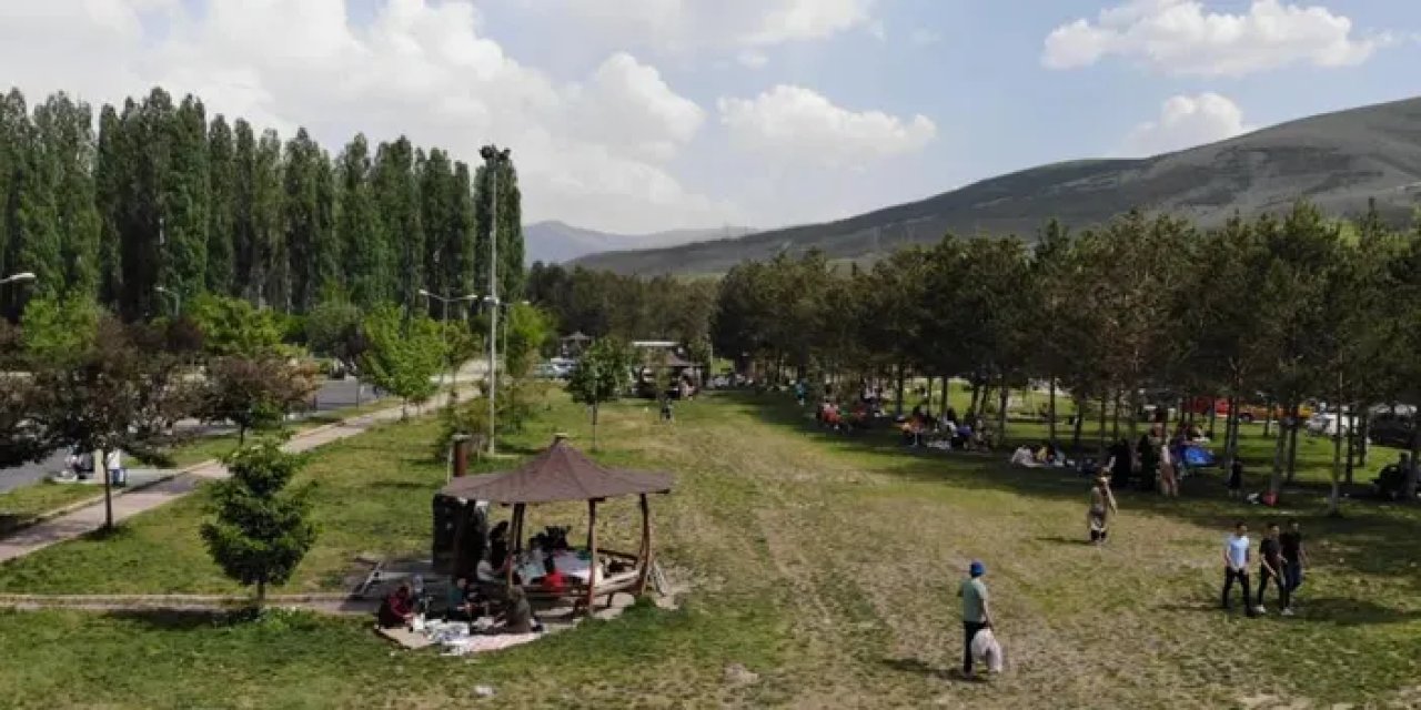 Bayburt’ta havaların ısınmasıyla piknik alanları doldu!
