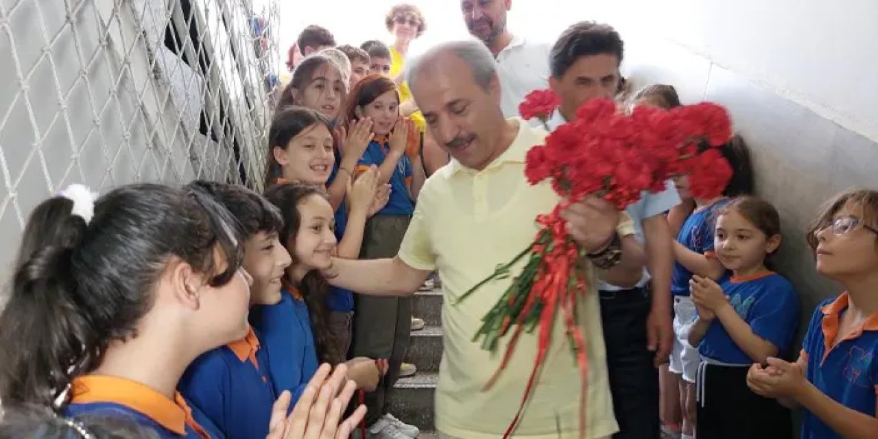 Samsun’da emekli olan 45 yıllık öğretmene uğurlama töreni