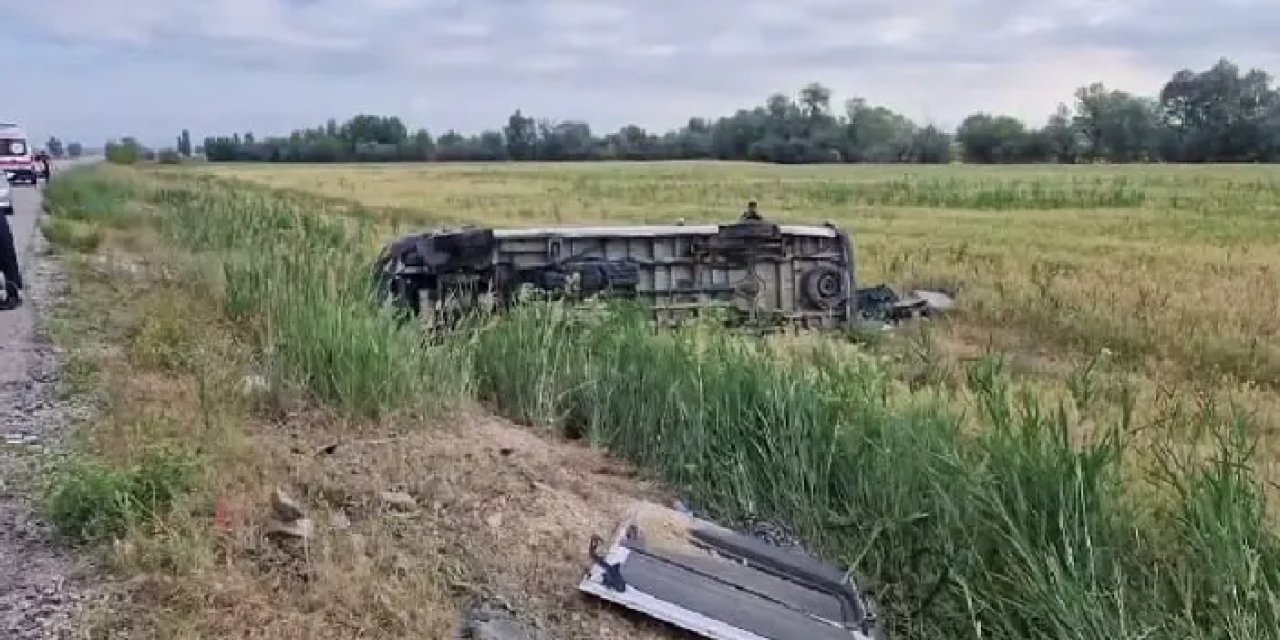 Çorum'da Samsun plakalı minibüs devrildi: 17 yaralı var