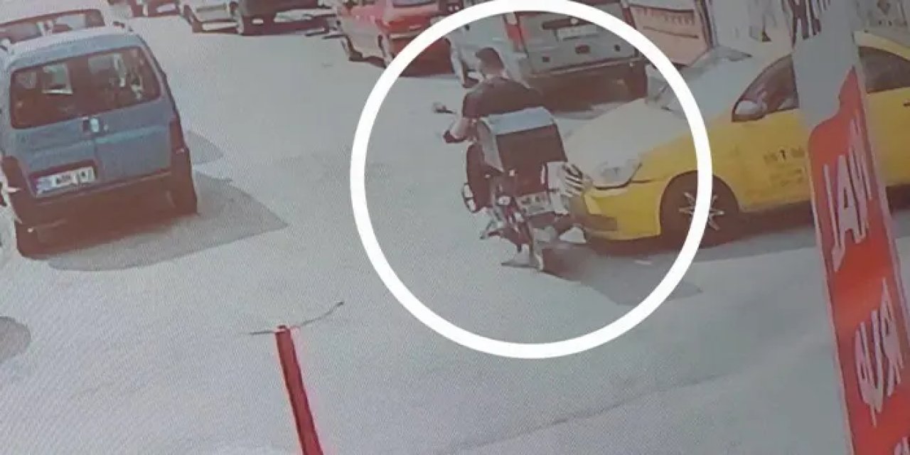 Samsun’da taksinin çarptığı motosikletli kurye kazası kamerada!