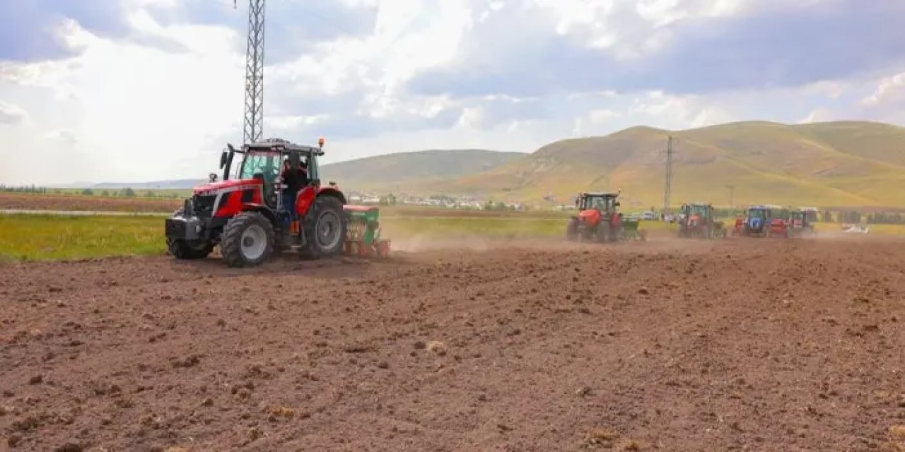 Bayburt’ta 300 dekar mera alanında ekim ve gübreleme!