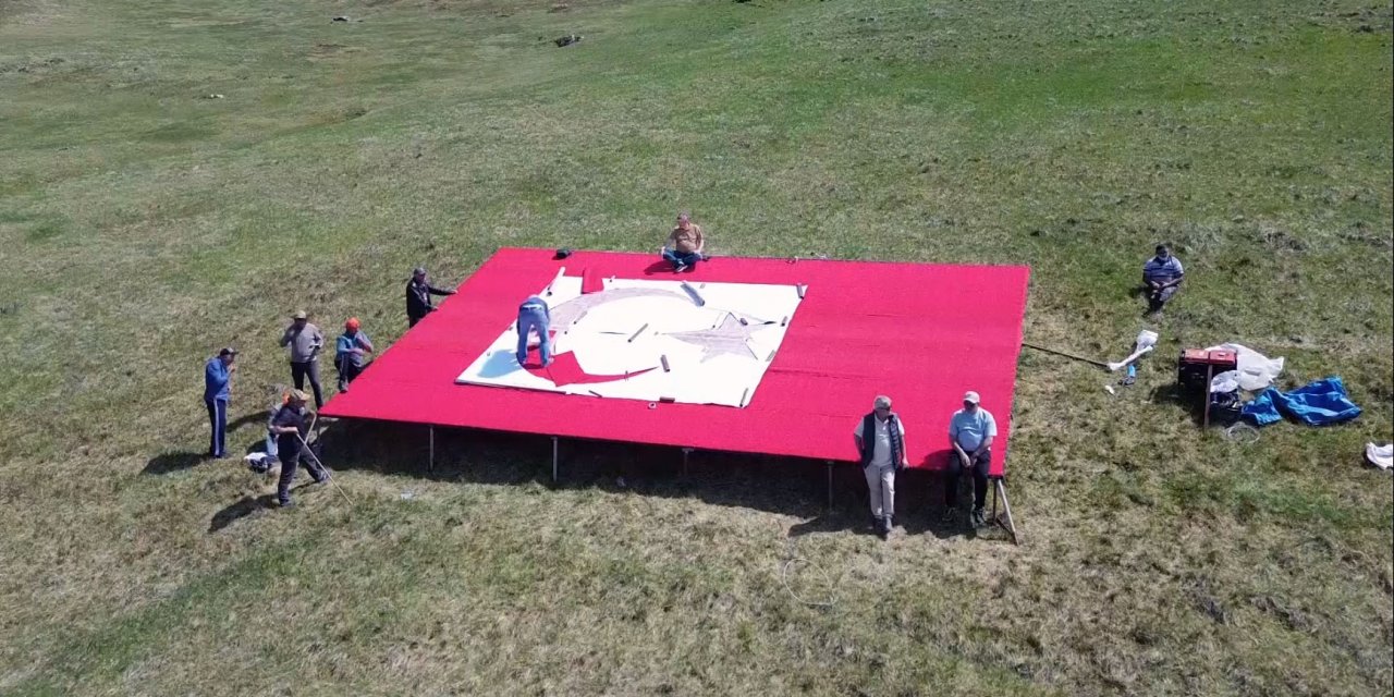 Giresun'un 2500 rakımlı zirvesine 54 metrekarelik bayrak