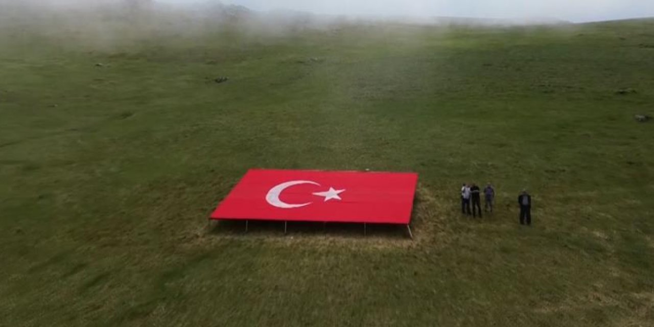 Giresun'da 54 metrekarelik Türk bayrağı ilgi odağı