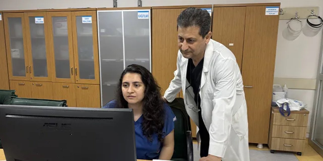 Trabzon'da çocukken izlediği babasıyla aynı hastanede görev yapıyor