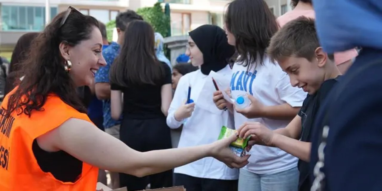 Samsun’da LGS sınavına giren öğrencilere kek ve su ikramı!