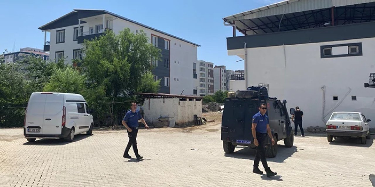 Diyarbakır'da babasına çekiçle saldırdı