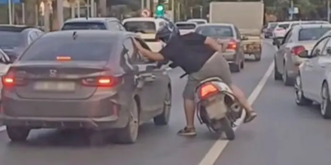 Samsun’da trafikte kavga! Motosikletli sürücü otomobile vurdu