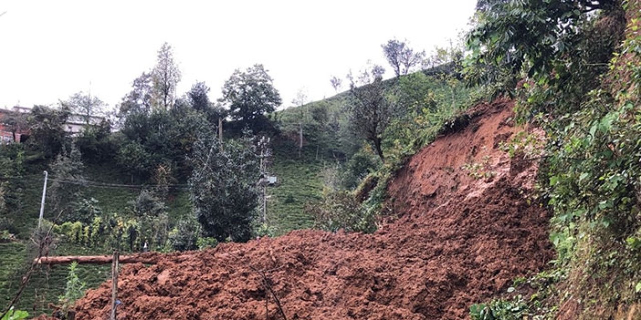 Rize’de toprak kayması yolu kapattı!