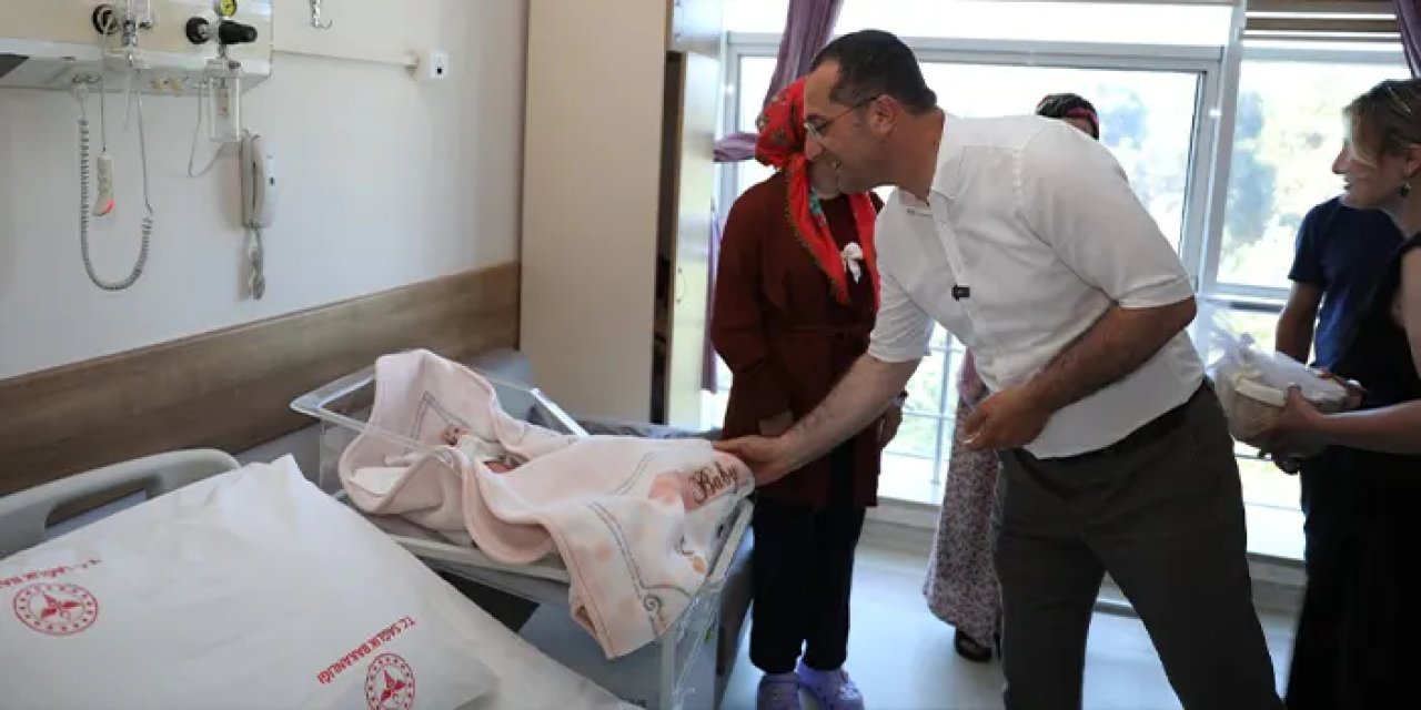 Akçaabat Belediyesi’nden yeni doğanlara anlamlı hediye