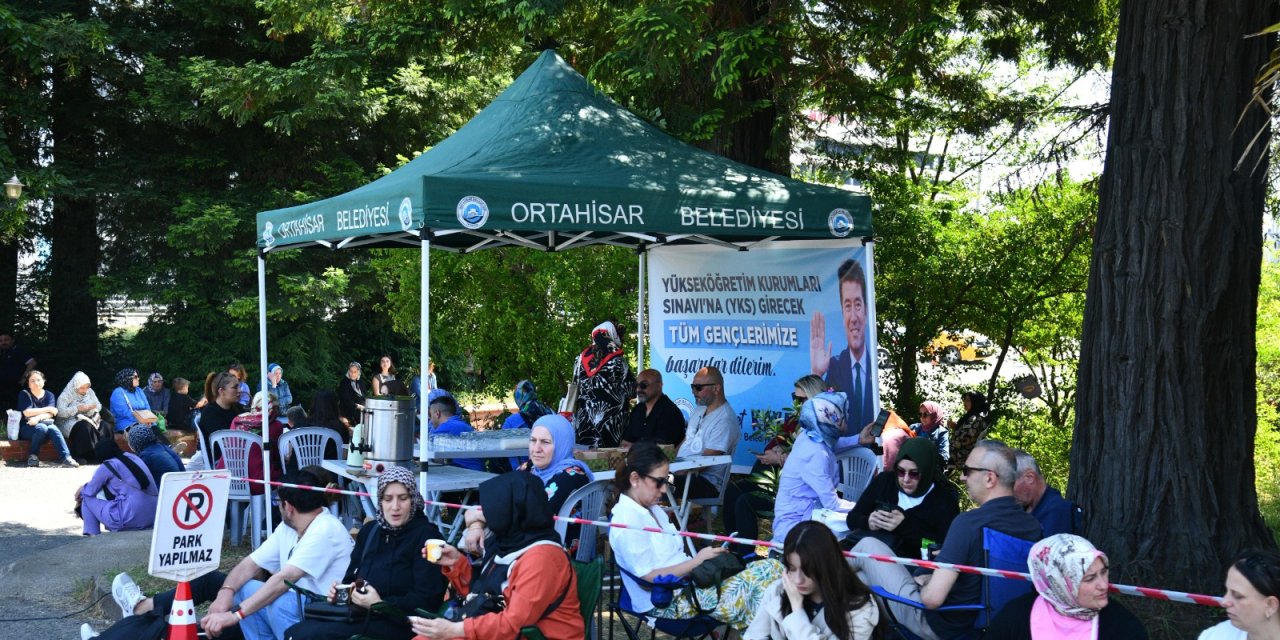 Ortahisar Belediyesi'nden YKS’ye giren öğrenci ve aileleri için ikram çadırı