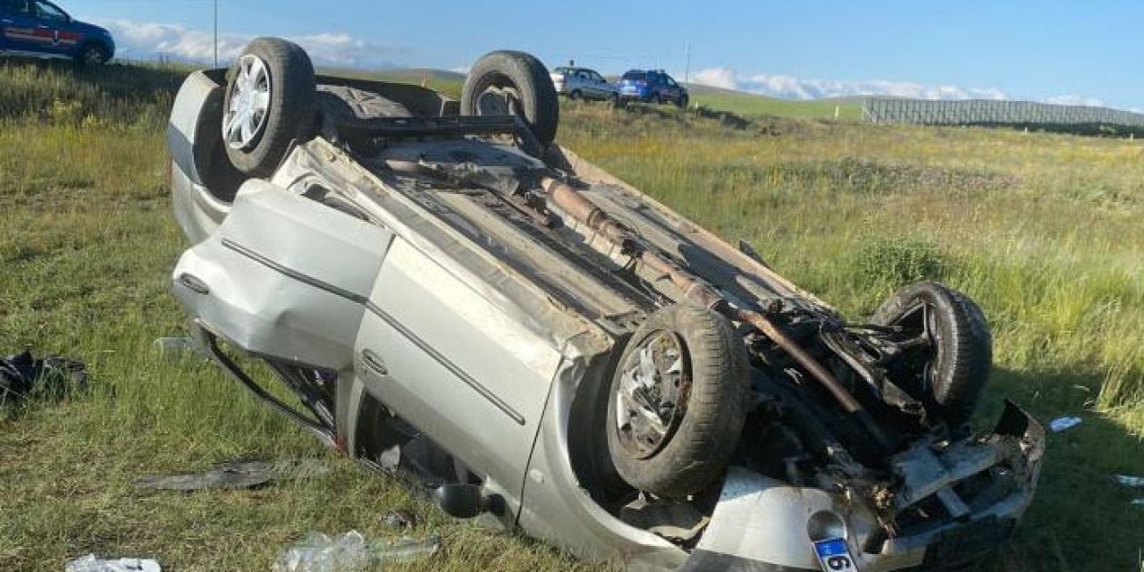 Bayburt’ta feci kaza! Araç yoldan çıkarak takla attı