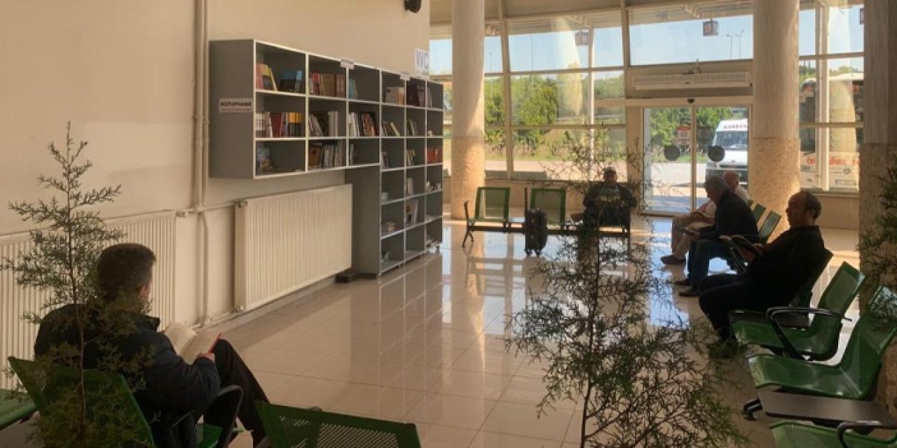 Ordu’da otobüs bekleyenler kitap okuyor!