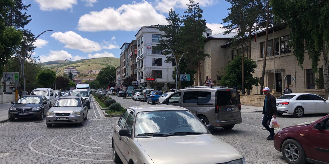 Bayburt'ta araç trafiği yoğunluğu