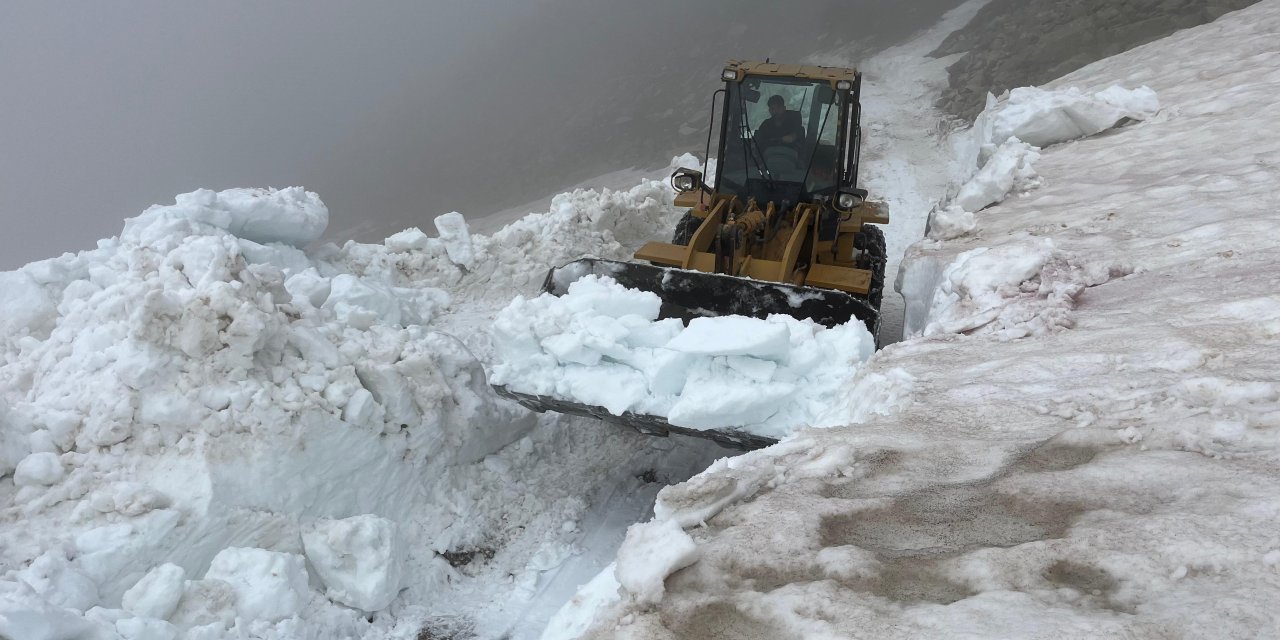 Rize'nin yayla yollarında Haziran'da kar temizliği