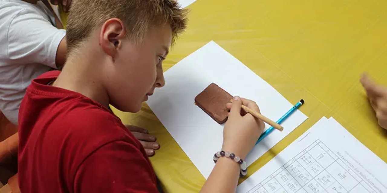 Samsun’da çocuklar çivi yazısıyla tanıştı: Kil tabletlere isimlerini yazdılar