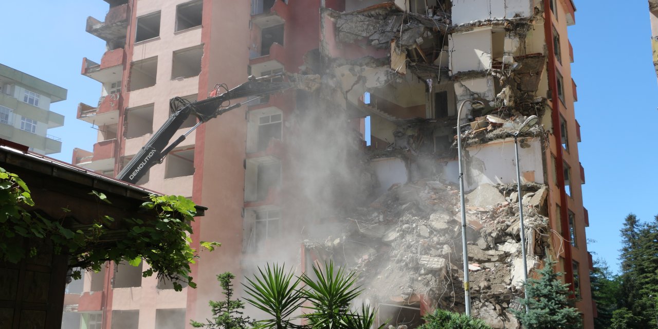 Fırtına sonrası Rize'de iki binanın yıkımı başladı