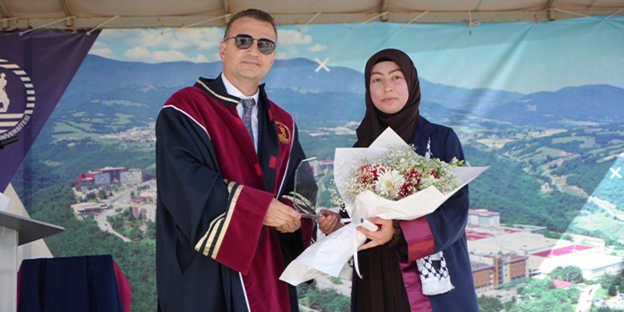 Hem hafız oldu hem de üniversiteyi birincilikle bitirdi